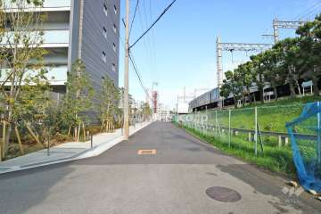 敷地東側の前面道路（南側から）