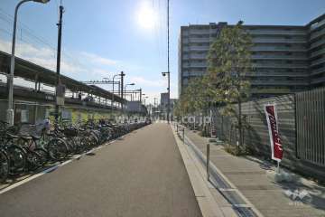 敷地東側の前面道路（北側から）