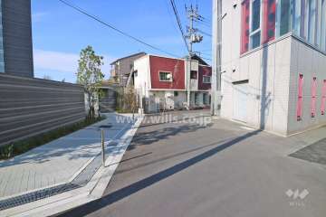 敷地北東側の前面道路（南東側から）