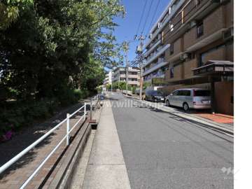 敷地の南側の前面道路
