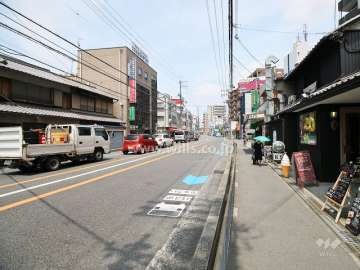 敷地北側の前面道路（西側から）