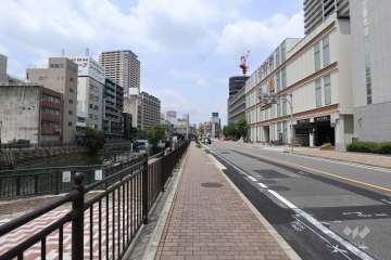 敷地西側の前面道路（南側から）