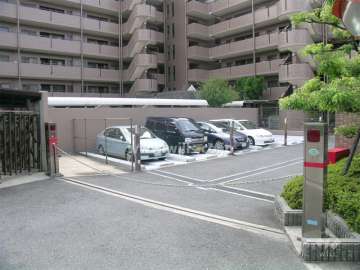 敷地内駐車場（ロボットゲート付き）