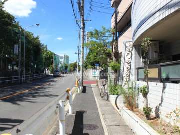 敷地西側の前面道路.正面に小学校があります.