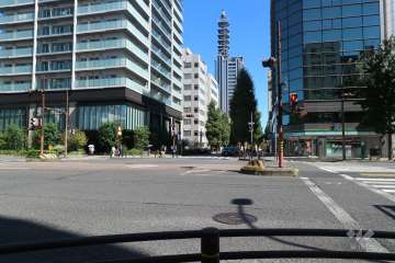 敷地南側の前面道路（西側から）