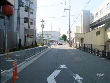 北側前面道路とマンション建物一部
