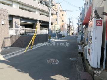 南側前面道路とマンション建物一部