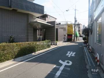 西側前面道路とマンション建物一部