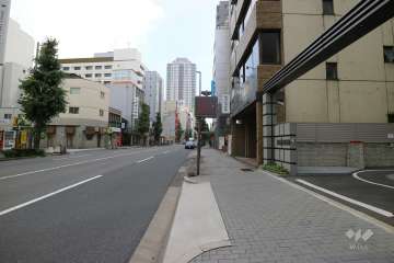 敷地東側の前面道路（北側から）