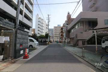 敷地南側の前面道路（西側から）