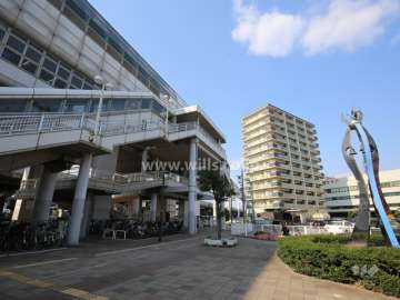 大阪モノレール「南摂津」駅の駅前広場から見たプレサンスロジェ南摂津駅前