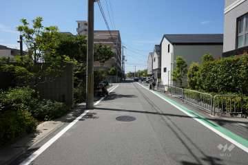 敷地西側の前面道路（北側から）