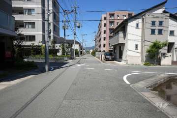 敷地北側の前面道路（東側から）