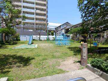敷地に隣接する東公園
