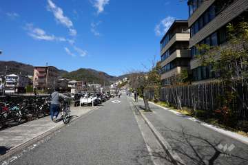 敷地南西側の前面道路（南側から）