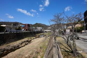 敷地西側を芦屋川が流れています。