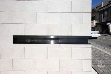 メインエントランスの銘板