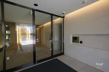 エントランスはオートロックです。