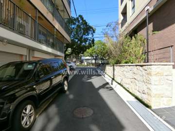 敷地西側の前面道路