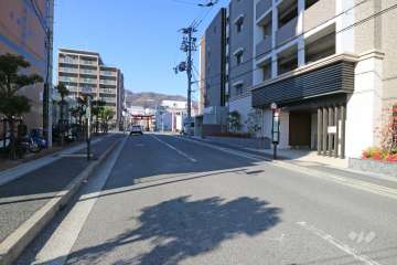 敷地西側の前面道路