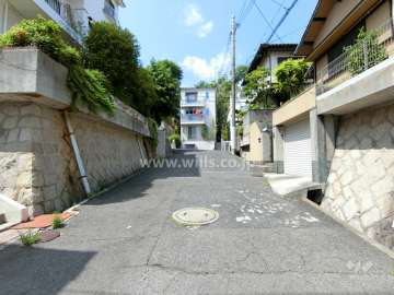 敷地東側の前面道路（南側から）