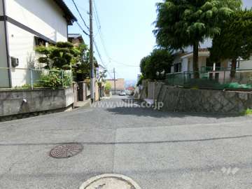 敷地東側の前面道路（北側から）周辺は低層のマンションと一戸建てなどが混在する静かな住宅地です。