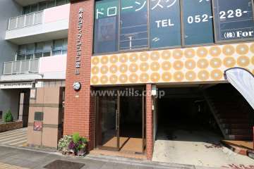 エントランス、2階は店舗です