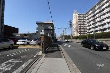敷地北側の前面道路（東側から）