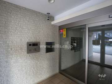 エントランスはオートロック付きです。