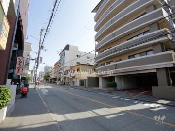 敷地北側は二車線のバス通りに面しています。