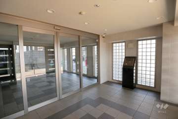 エントランスはオートロック付きです。