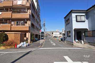 敷地東側の前面道路（南側から）