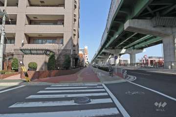 敷地東側は「名古屋高速4号東海線」と「江川線」に面しています。