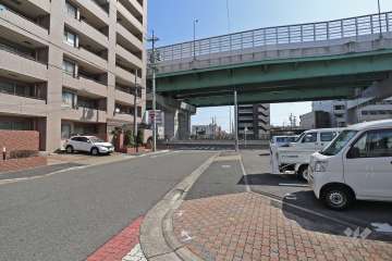 敷地南側の前面道路（西側から）