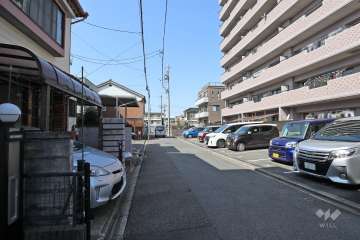 敷地南側の前面道路（東側から）