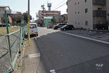 敷地北東側の前面道路（南東側から）