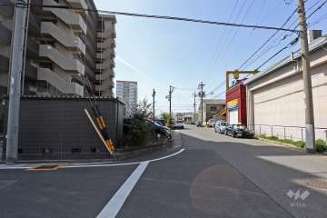 敷地南西側の前面道路（北西側から）