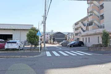 敷地北側の前面道路（西側から）