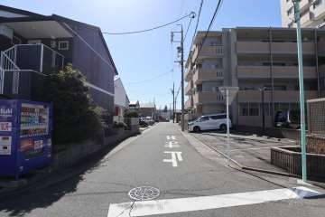 敷地東側の前面道路（北側から）