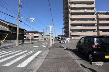 敷地西側の前面道路（南側から）