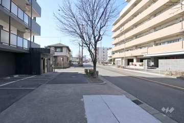 敷地南側の前面道路（東側から）