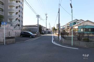 敷地北側の前面道路（東側から）