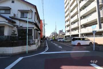敷地南側の前面道路（東側から）