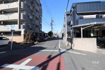 敷地東側の前面道路（南側から）