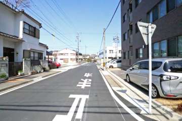 敷地西側の前面道路（南側から）