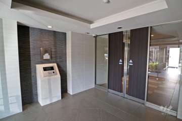 エントランスはオートロック付きです。