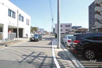 敷地北側の前面道路（西側から）