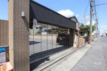 駐車場の出入り口（リングシャッター付き）・敷地内駐車場（屋外平面式）
