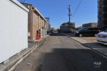 敷地北側の前面道路（西側から）