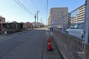 敷地南側の前面道路（東側から）